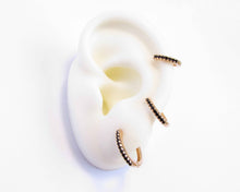 Cargar imagen en el visor de la galería, ARGOLLAS BLACK ENCHAPADAS EN ORO