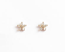 Cargar imagen en el visor de la galería, AROS FLOR DE CIRCONES ENCHAPADO EN ORO