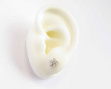 Cargar imagen en el visor de la galería, AROS FLOR DE CIRCONES ENCHAPADO EN ORO BLANCO