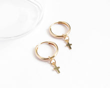 Cargar imagen en el visor de la galería, ARGOLLAS & CRUZ ENCHAPADAS EN ORO