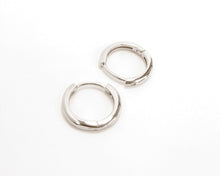 Cargar imagen en el visor de la galería, ARGOLLAS BASIC ENCHAPADAS EN ORO BLANCO 16 mm