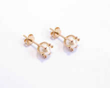 Cargar imagen en el visor de la galería, PERLAS CANASTILLO PISTILOS ENCHAPADAS EN ORO 6 MM