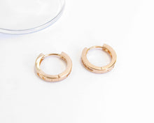 Cargar imagen en el visor de la galería, ARGOLLAS LIA ENCHAPADAS EN ORO