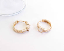 Cargar imagen en el visor de la galería, ARGOLLAS SHINE ENCHAPADAS EN ORO 18K