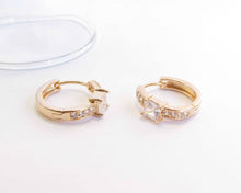 Cargar imagen en el visor de la galería, ARGOLLAS SHINE ENCHAPADAS EN ORO 18K