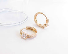 Cargar imagen en el visor de la galería, ARGOLLAS SHINE ENCHAPADAS EN ORO 18K