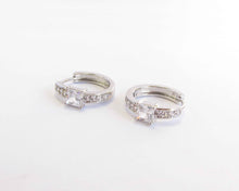 Cargar imagen en el visor de la galería, ARGOLLAS SHINE ENCHAPADAS EN ORO BLANCO