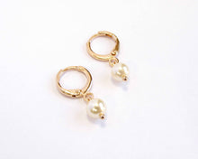 Cargar imagen en el visor de la galería, ARGOLLAS PERLA CLASSIC BIG ENCHAPADO EN ORO