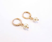 Cargar imagen en el visor de la galería, ARGOLLAS PERLA CLASSIC BIG ENCHAPADO EN ORO