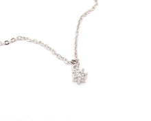 Cargar imagen en el visor de la galería, PULSERA MINI FLOR ENCHAPADA EN ORO