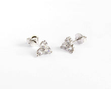 Cargar imagen en el visor de la galería, AROS FLOR DE TRIANGULOS ENCHAPADOS EN ORO