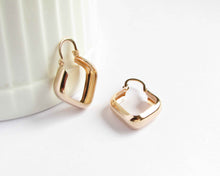 Cargar imagen en el visor de la galería, ARGOLLAS MILAN BOTE ENCHAPADO EN ORO