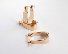 Cargar imagen en el visor de la galería, ARGOLLAS OVAL ENCHAPADAS EN ORO