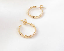 Cargar imagen en el visor de la galería, ARGOLLAS ENTRELAZADAS ENCHAPADO EN ORO