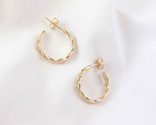 Cargar imagen en el visor de la galería, ARGOLLAS ENTRELAZADAS ENCHAPADO EN ORO