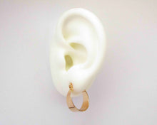 Cargar imagen en el visor de la galería, ARGOLLA CORTE CUADRADO ENCHAPADAS EN ORO