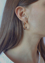 Cargar imagen en el visor de la galería, ARGOLLAS TUBO 28MM ENCHAPADAS EN ORO