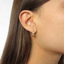 Cargar imagen en el visor de la galería, ARGOLLAS OVAL ENCHAPADAS EN ORO