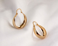 Cargar imagen en el visor de la galería, ARGOLLAS BOTE 21 MM ENCHAPADAS EN ORO