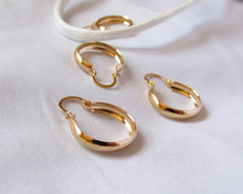 Cargar imagen en el visor de la galería, ARGOLLAS BOTE SLIM ENCHAPADAS EN ORO