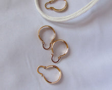 Cargar imagen en el visor de la galería, ARGOLLAS BOTE SLIM ENCHAPADAS EN ORO