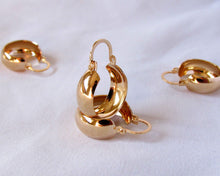 Cargar imagen en el visor de la galería, ARGOLLAS BOTE CLÁSICAS ENCHAPADAS EN ORO