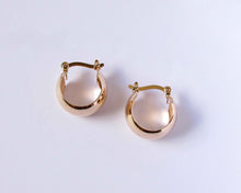 Cargar imagen en el visor de la galería, ARGOLLAS BOTE CIERRE ITALIANO ENCHAPADAS EN ORO