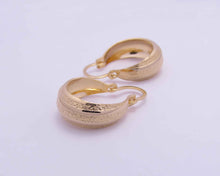 Cargar imagen en el visor de la galería, ARGOLLAS BOTE TALLADAS ENCHAPADAS EN ORO