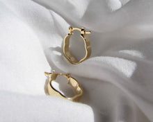 Cargar imagen en el visor de la galería, ARGOLLAS GOLD ENCHAPADAS EN ORO
