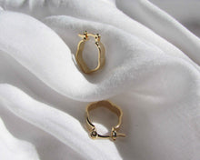 Cargar imagen en el visor de la galería, ARGOLLAS GOLD ENCHAPADAS EN ORO