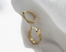 Cargar imagen en el visor de la galería, ARGOLLAS GOLD ENCHAPADAS EN ORO