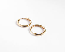 Cargar imagen en el visor de la galería, ARGOLLAS BASICAS TRADICIONALES ENCHAPADAS EN ORO