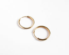 Cargar imagen en el visor de la galería, ARGOLLAS BASICAS TRADICIONALES ENCHAPADAS EN ORO