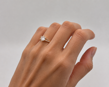 Cargar imagen en el visor de la galería, ANILLO SOLITARIO DOBLE BANDA ENCHAPADO EN ORO
