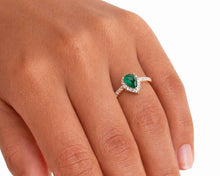 Cargar imagen en el visor de la galería, ANILLO GOTA ESMERALDA ENCHAPADO EN ORO

