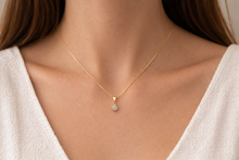 Cargar imagen en el visor de la galería, COLLAR PUNTO DE LUZ FLOR ENCHAPADO EN ORO
