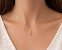 Cargar imagen en el visor de la galería, COLLAR PUNTO DE LUZ FLOR ENCHAPADO EN ORO
