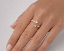 Cargar imagen en el visor de la galería, ANILLO DOS CIRCONES ENCHAPADO EN ORO
