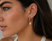 Cargar imagen en el visor de la galería, ARGOLLAS PERTH PERLA ENCHAPADAS EN ORO 18K
