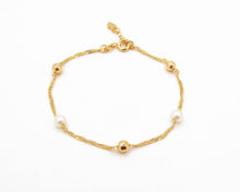 Cargar imagen en el visor de la galería, PULSERA PERLA &amp; ESFERAS ENCHAPADO EN ORO
