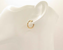 Cargar imagen en el visor de la galería, ARGOLLAS TUBO CLICK ENCHAPADAS EN ORO
