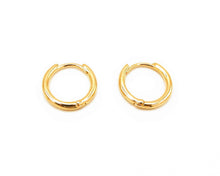 Cargar imagen en el visor de la galería, ARGOLLAS TUBO CLICK ENCHAPADAS EN ORO
