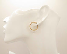 Cargar imagen en el visor de la galería, ARGOLLAS KEY 20 MM ENCHAPADAS EN ORO
