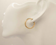 Cargar imagen en el visor de la galería, ARGOLLAS KEY 20 MM ENCHAPADAS EN ORO
