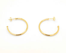 Cargar imagen en el visor de la galería, ARGOLLAS BASICAS 30MM ENCHAPADAS EN ORO
