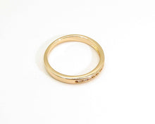 Cargar imagen en el visor de la galería, ANILLO BANDA CIRCONES ENCHAPADO EN ORO
