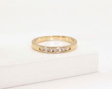 Cargar imagen en el visor de la galería, ANILLO BANDA CIRCONES ENCHAPADO EN ORO
