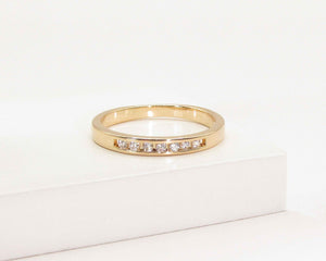 ANILLO BANDA CIRCONES ENCHAPADO EN ORO