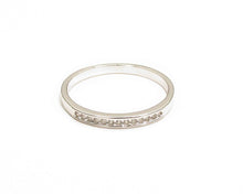 Cargar imagen en el visor de la galería, ANILLO BANDA CIRCONES ENCHAPADO EN ORO BLANCO
