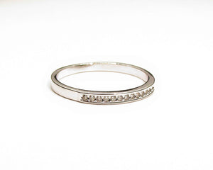 ANILLO BANDA CIRCONES ENCHAPADO EN ORO BLANCO